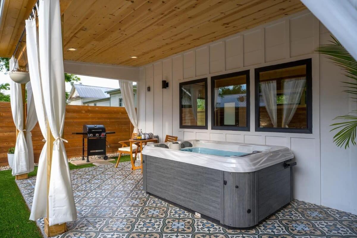Petit Paradis Studio With Hot Tub Fredericksburg Exterior photo